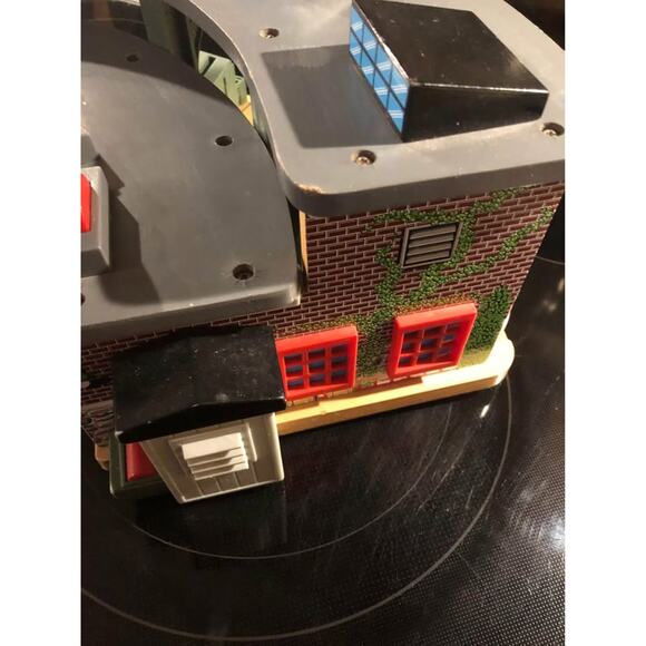 Thomas and Friends Wooden Railway Tidmouth Engine Shed Roundhouse - Picture 6 of 10